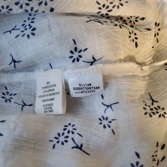 Adiva White and Blue Floral Blouse - Picture 9 of 9